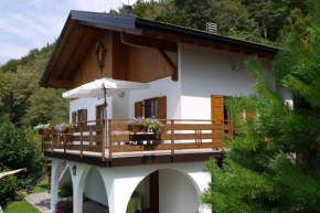 Chalet nel bosco con lago e panorama mozzafiato